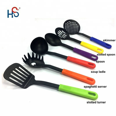 Utensílios de cozinha de nylon sustentáveis definidos para utensílios de cozinha domésticos não pegajosos em qualquer cor