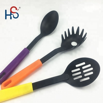 Utensílios de cozinha de nylon sustentáveis definidos para utensílios de cozinha domésticos não pegajosos em qualquer cor