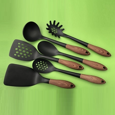Set de utensílios de cozinha de nylon coloridos de 6 peças com alças de madeira e antiaderente para cozinhar