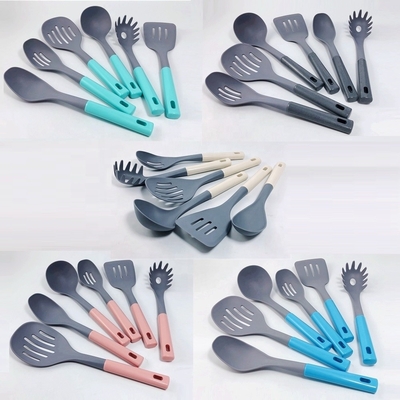 Conjunto de utensílios de 7 peças com alça de madeira e buraco pendurado Resistente ao calor até 240oC