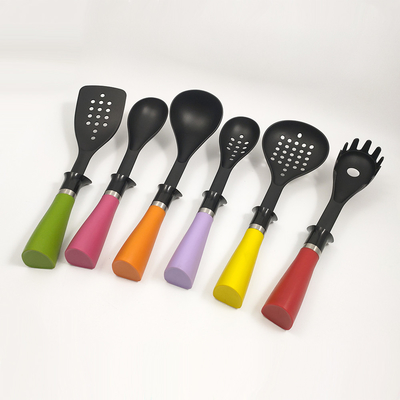 Utensílios de cozinha antiaderentes com alças coloridas de nylon66 e logotipo de impressão de seda
